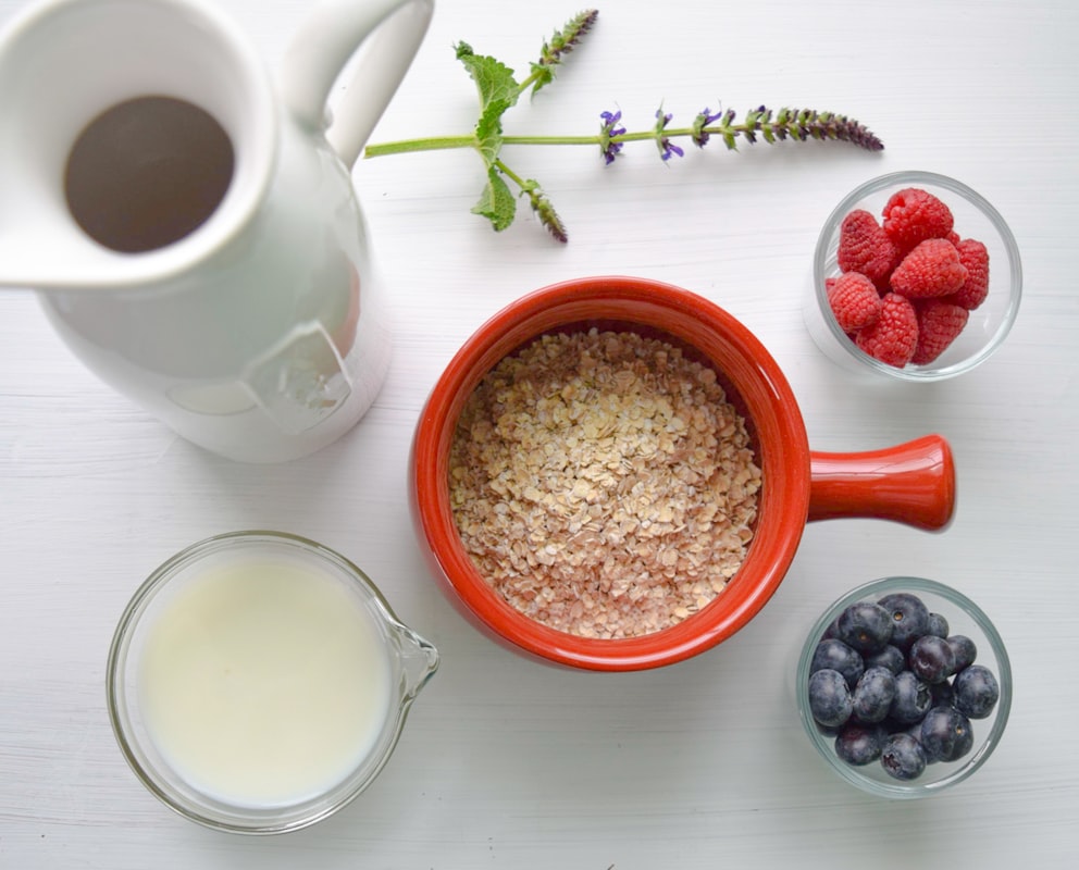 Colazione equilibrata con cereali integrali, frutta fresca e yogurt greco