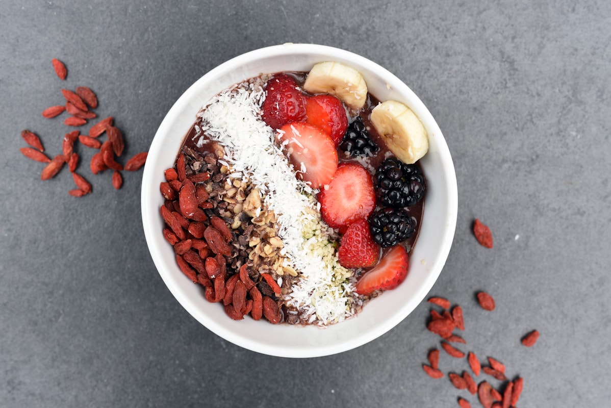 Smoothie bowl con bacche e coconut