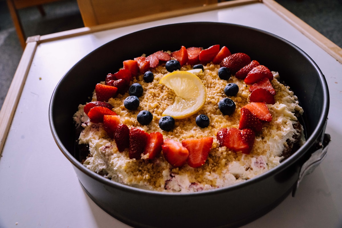 Preparazione di una colazione salutare con ingredienti freschi