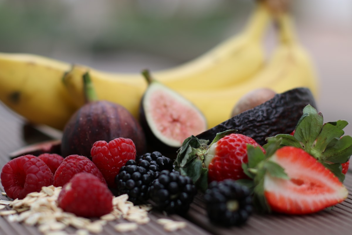 Smoothie bowl con granola e semi